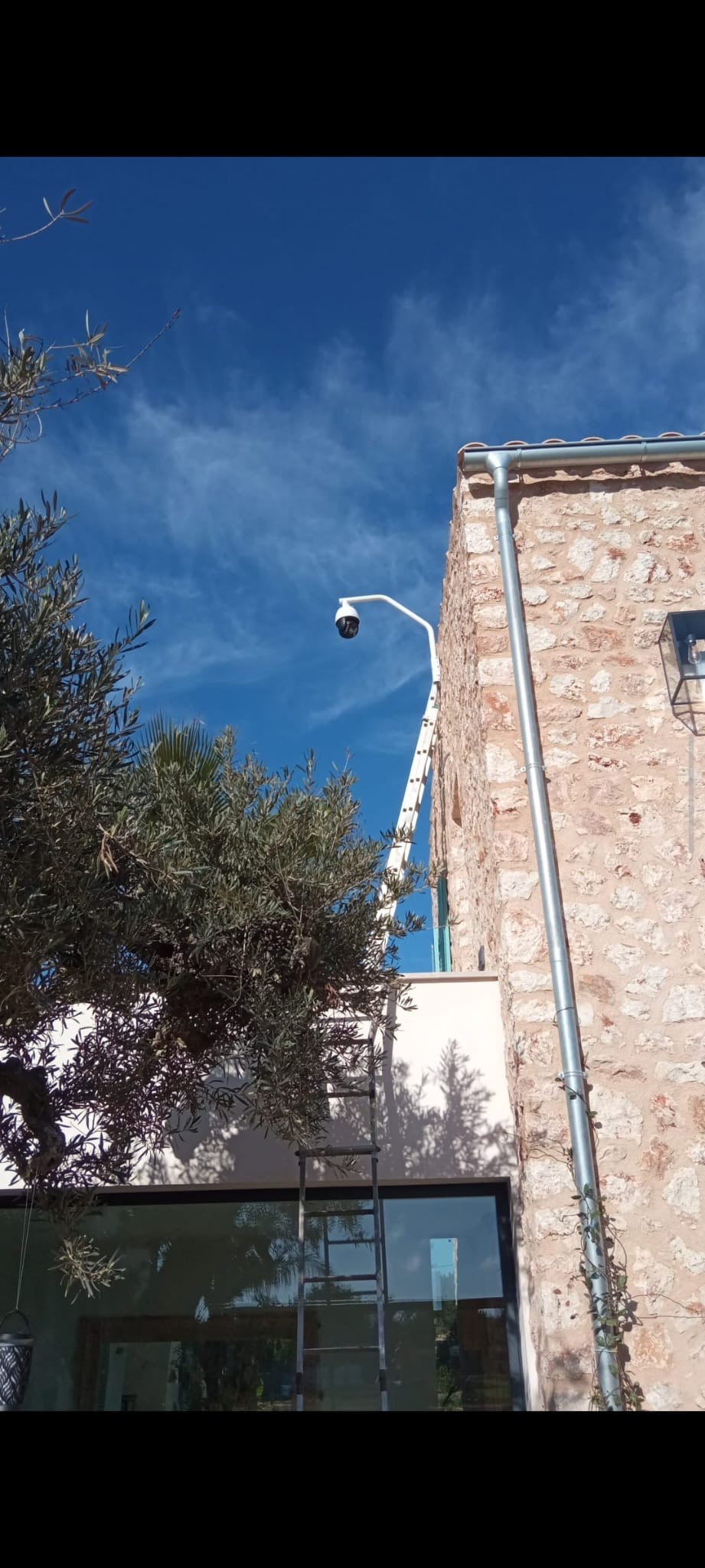 Vista de una instalación de cámara en el exterior de una vivienda