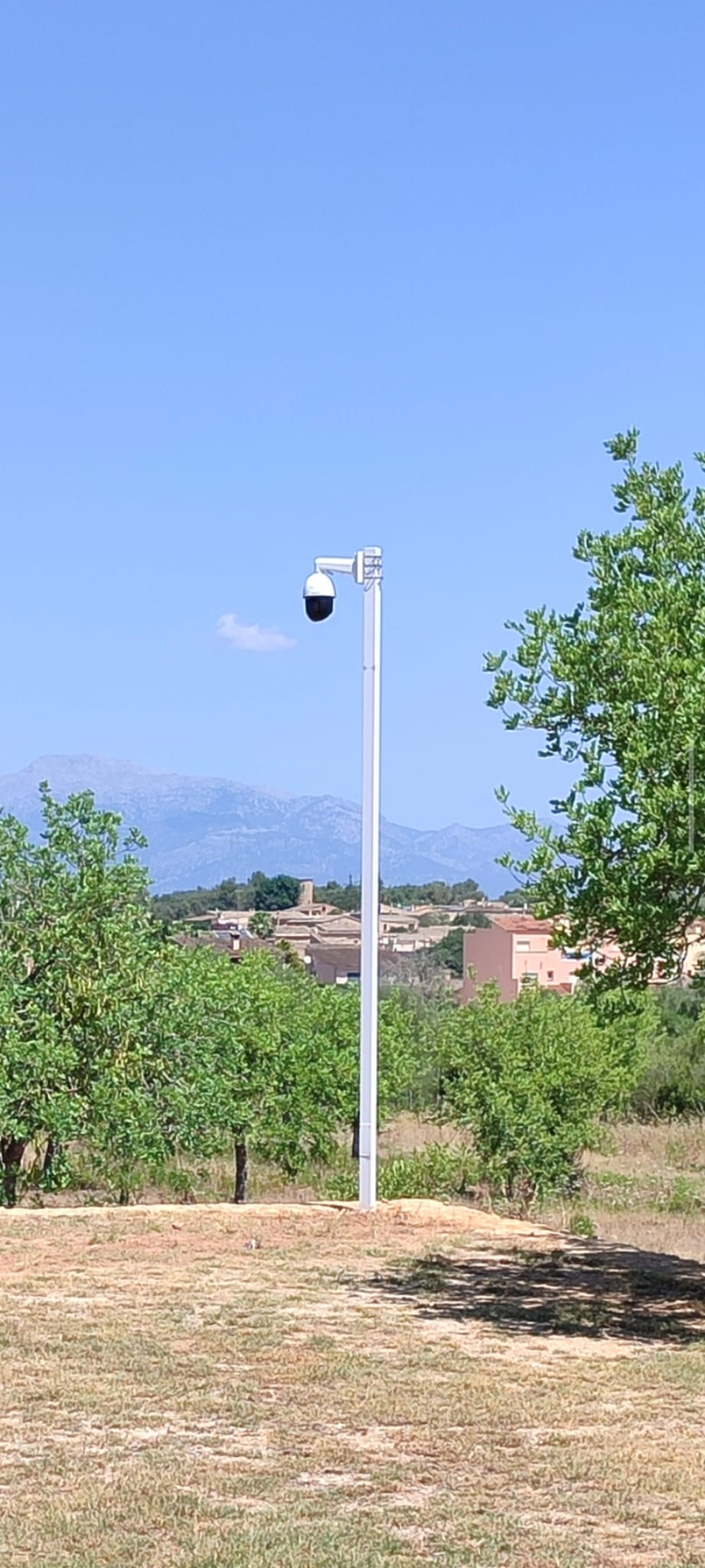 Cámara de seguridad instalada en un mástil en una zona exterior